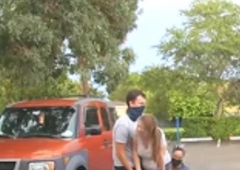 Vídeo impressionante mostra mulher dando à luz em estacionamento de hospital 