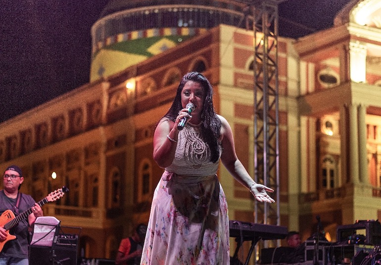 Cantora amazonense Hêmilly Lira relembra clássicos da toada em live nesta terça 