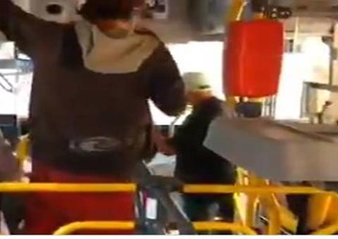 Vídeo: homem com faca expulsa passageiro sem máscara de ônibus