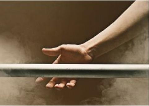 Mulher descobre traição e destrói carro de luxo de noivo 