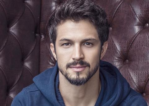 Romulo Estrela fala sobre filho brincar com boneca: 'existe tabu'