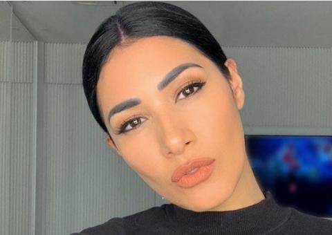 Simaria surge sem sutiã e causa alvoroço na web