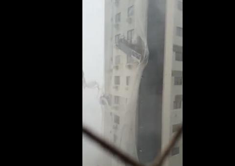 Suspense: trabalhador em andaime fica pendurado durante ciclone 'bomba' no Sul do Brasil