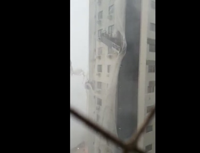 Suspense: trabalhador em andaime fica pendurado durante ciclone 'bomba' no Sul do Brasil