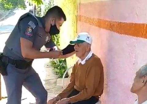 Policial militar é flagrado em cena inusitada com idosos e vídeo viraliza na web