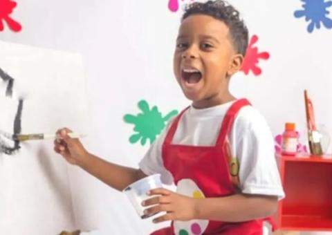 Menino de 7 anos morre ao ser baleado na porta de casa