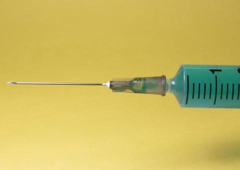 Pfizer anuncia resultados positivos em 1º teste de vacina contra covid-19 em humanos