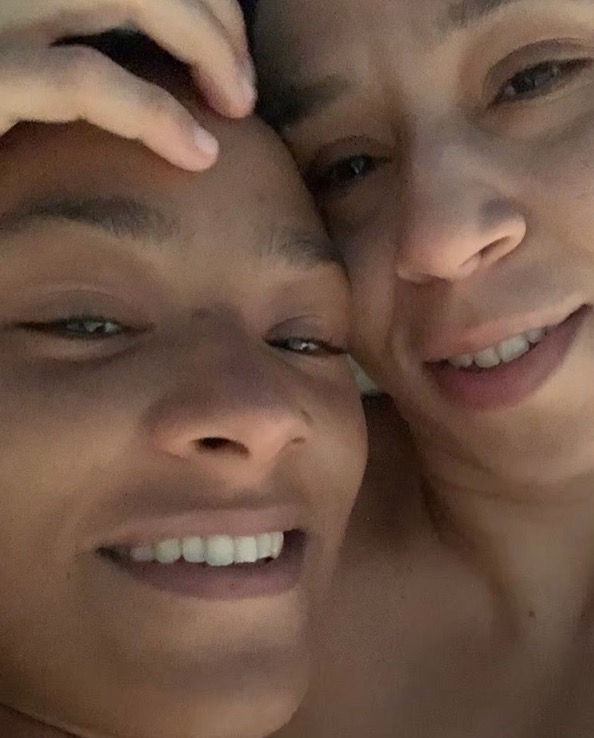 Thalita Carauta assume namoro com atriz da Globo