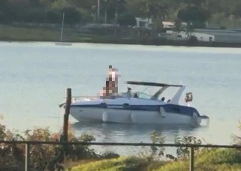 Casal é flagrado fazendo sexo em plena luz do dia em lancha 