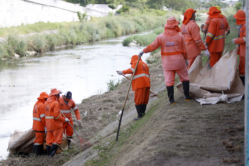 Igarapé do 40 e outros pontos de Manaus recebem ações de limpeza