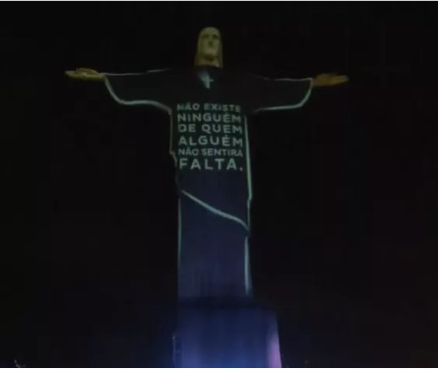 Cristo Redentor recebe iluminação em homenagem às vítimas do coronavírus no Brasil