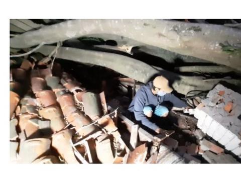 Bebê é resgatado sob escombros após passagem do ciclone 'bomba'