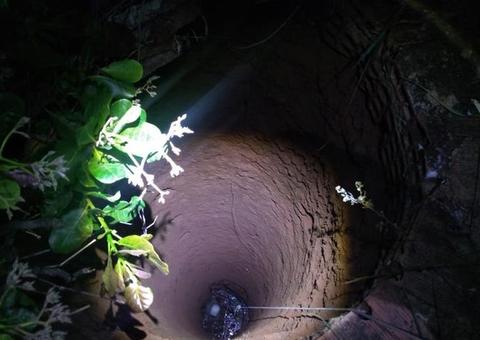 Adolescente cai em buraco de 12 metros de profundidade ao sair para urinar no mato