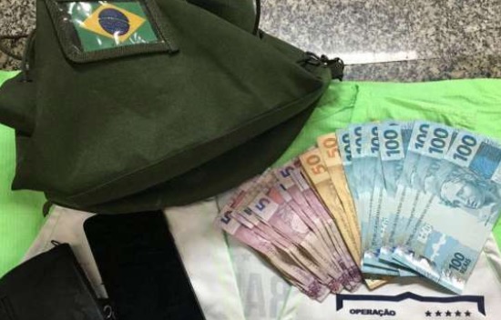 Sem braços, homem furta mochila e mais de R$ 1 mil de militar do Exército