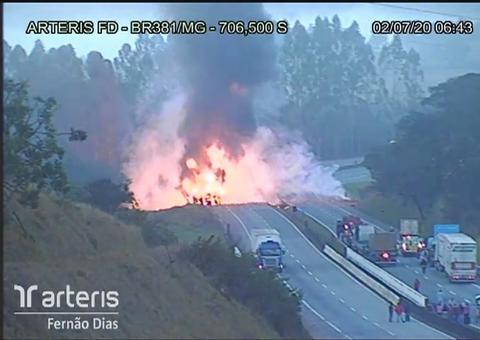Carreta com desodorantes tomba, pega fogo e mulher morre carbonizada 