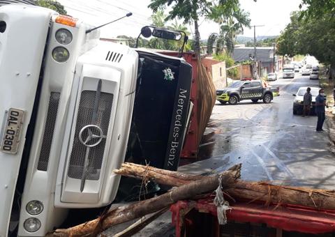 Carreta tomba em ladeira e destrói oficina em Manaus 