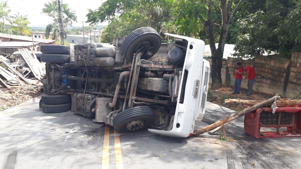 Carreta tomba em ladeira e destrói oficina em Manaus 