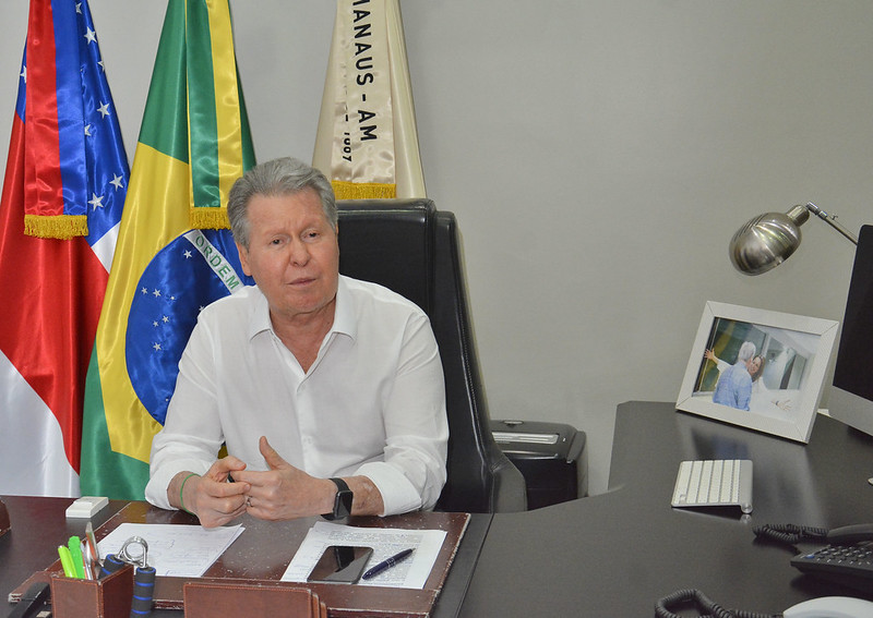 Prefeito de Manaus extingue secretarias para economia de R$ 6,7 milhões 