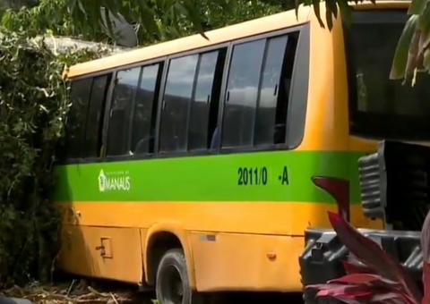 Micro-ônibus perde o freio e invade casa em Manaus 