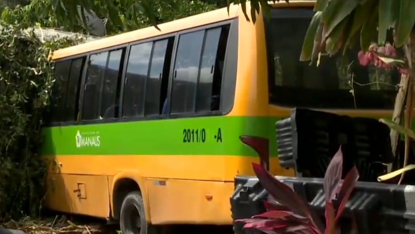 Micro-ônibus perde o freio e invade casa em Manaus 