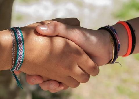 Festa da Covid-19: Universitários fazem apostas para ver quem é infectado primeiro 