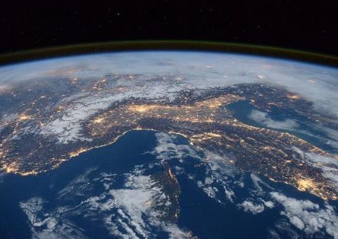 Empresa cria perfume com cheiro do espaço  