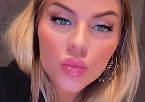 De biquíni, Luísa Sonza exibe corpão segurando buquê: 'o Vitão finalmente me deu' 