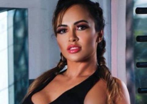 Ex-affair de Eduardo Costa posa nua em ensaio sensual 