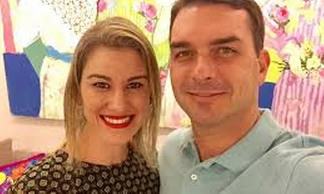 Caso das rachadinhas: Flávio Bolsonaro e esposa são intimados para depor 