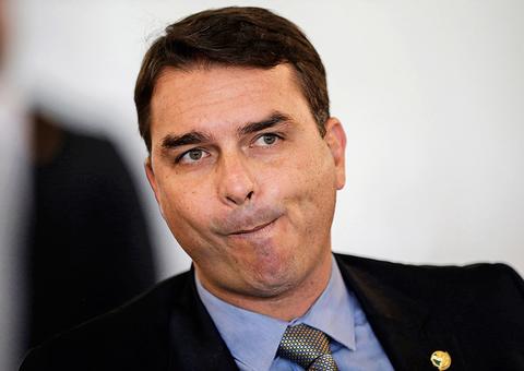 Caso das rachadinhas: Flávio Bolsonaro e esposa são intimados para depor 
