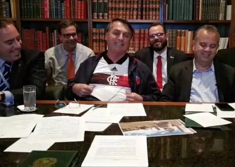 Bolsonaro comemora transmissão própria do Flamengo e 'carta de alforria'