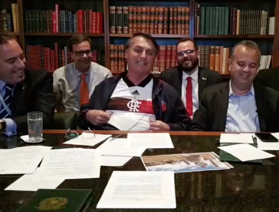 Bolsonaro comemora transmissão própria do Flamengo e 'carta de alforria'