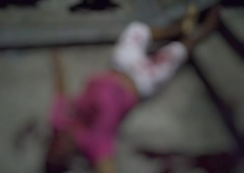 Homem é baleado e morre ao cair em escadão de beco na Compensa