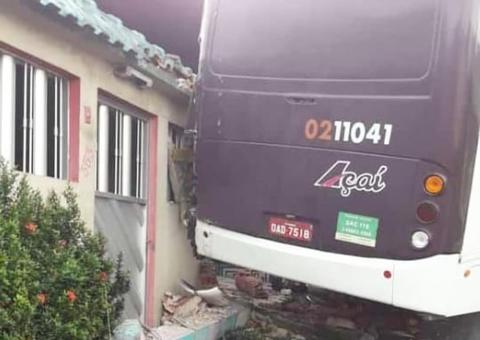 Ônibus invade residência ao tentar subir ladeira em rua de Manaus 