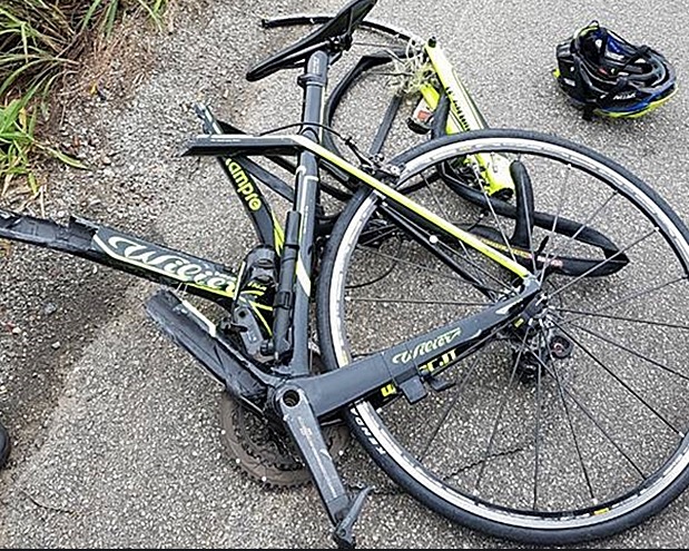 Ciclista é atropelado por carro em rua de Manaus 