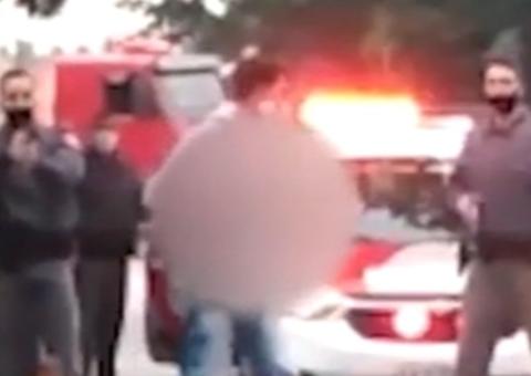 Homem é flagrado caminhando com cabeça decapitada nas mãos