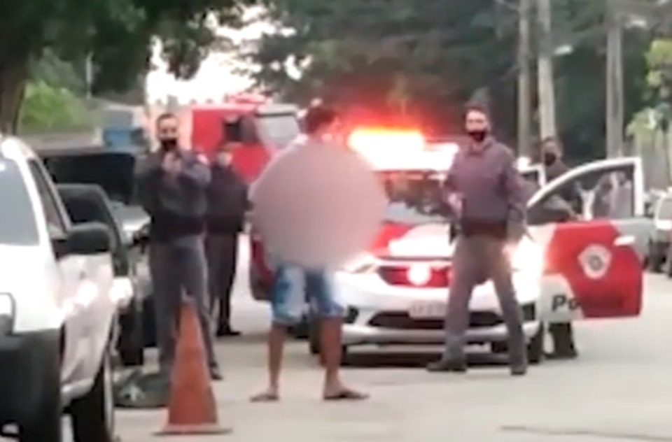 Homem é flagrado caminhando com cabeça decapitada nas mãos