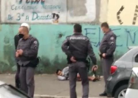 Vídeo mostra homem tentando fugir com cabeça decapitada após abordagem da polícia 