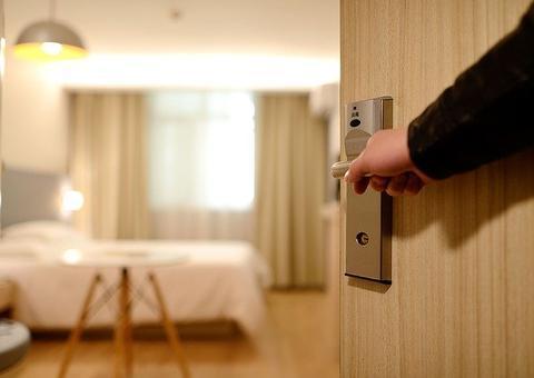 Seguranças de hotel fazem sexo com hóspedes de quarentena e aumentam casos de coronavírus