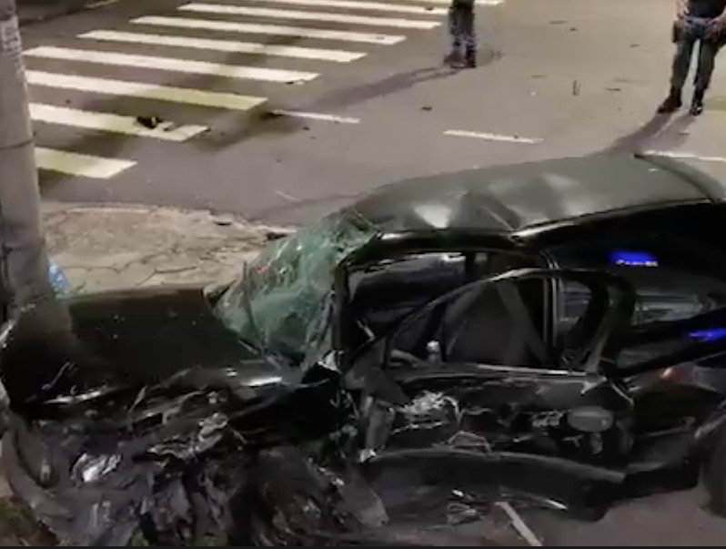 Carro fica totalmente destruído após grave acidente em Manaus