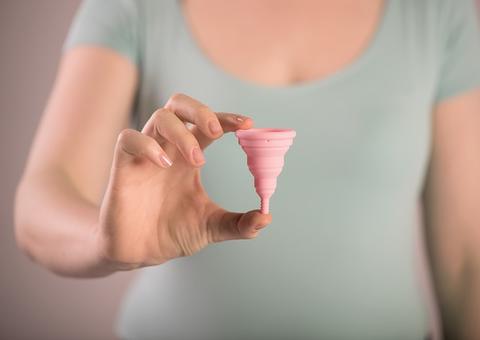 'Alquimista tântrica' aponta que mulheres devem beber própria menstruação para melhorar vida sexual