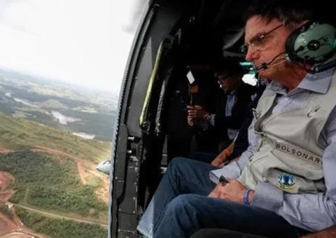 Bolsonaro sobrevoa áreas devastadas por 'ciclone bomba'