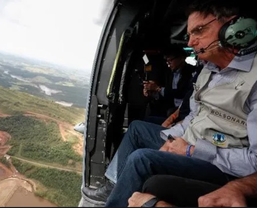Bolsonaro sobrevoa áreas devastadas por 'ciclone bomba'