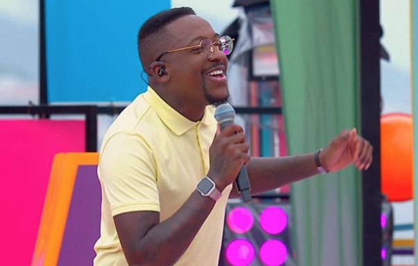 Mumuzinho fará show a céu aberto ao estilo drive-in com fãs dentro dos carros