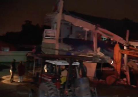  Prédio desaba e deixa feridos