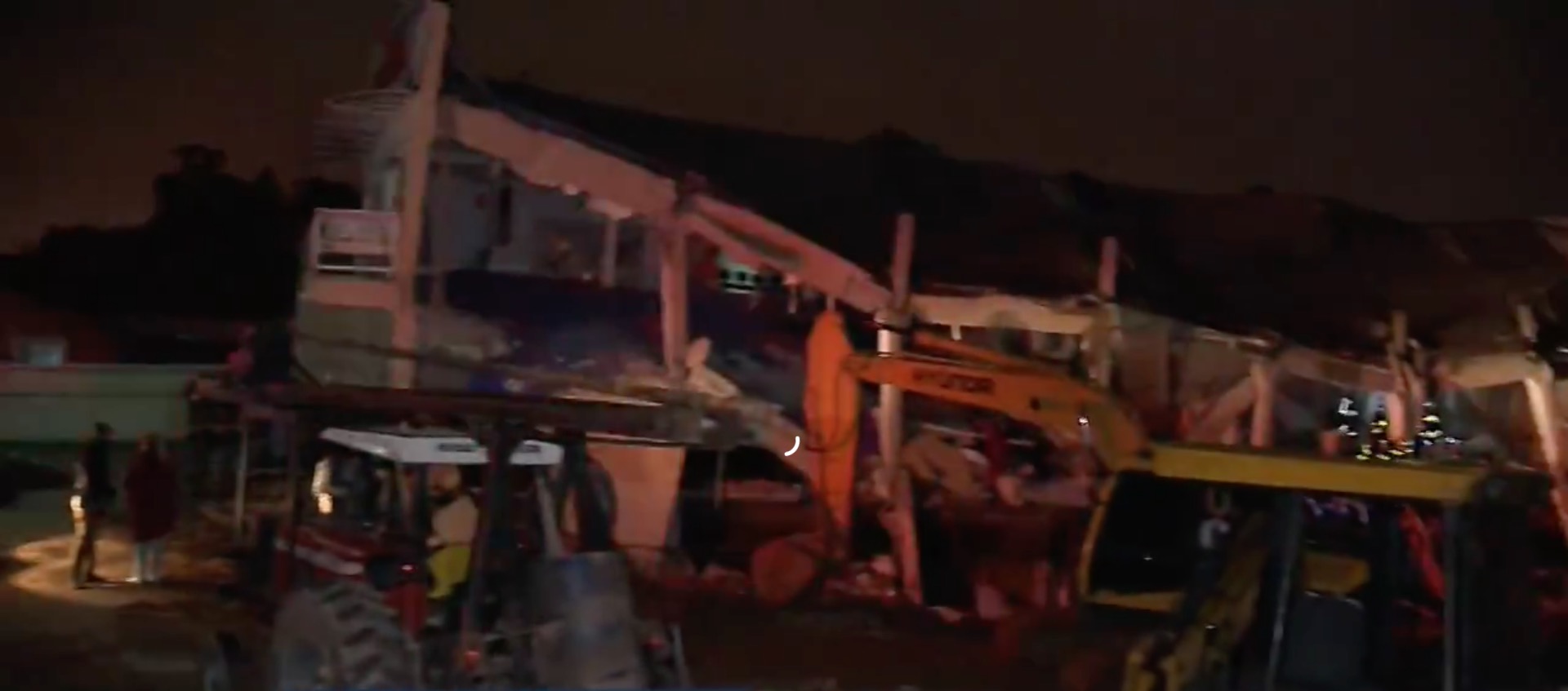  Prédio desaba e deixa feridos