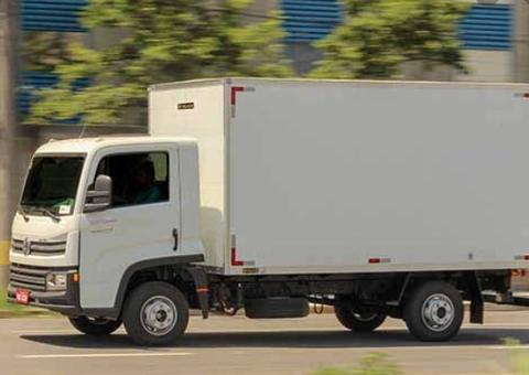 Após fazer família refém, trio foge com caminhão baú carregado de objetos roubados