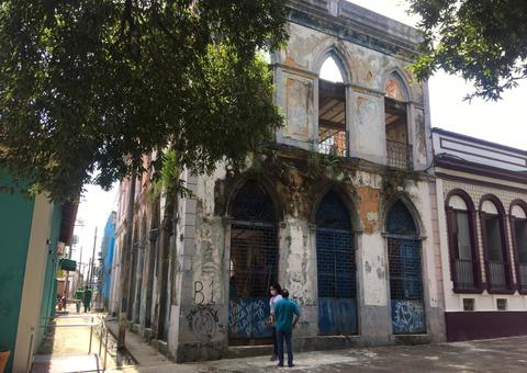 Prédio antigo é invadido e tem obra embargada no Centro Histórico de Manaus 