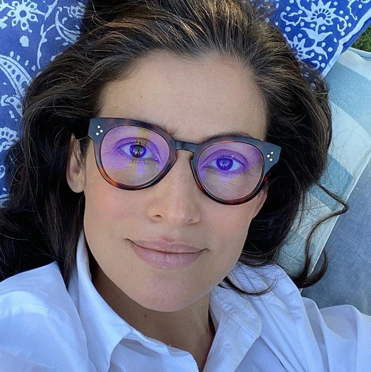 Renata Vasconcellos aparece sem maquiagem e com cabelos brancos em evidência 