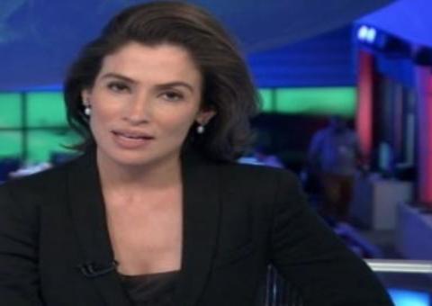 Renata Vasconcellos aparece sem maquiagem e com cabelos brancos em evidência 